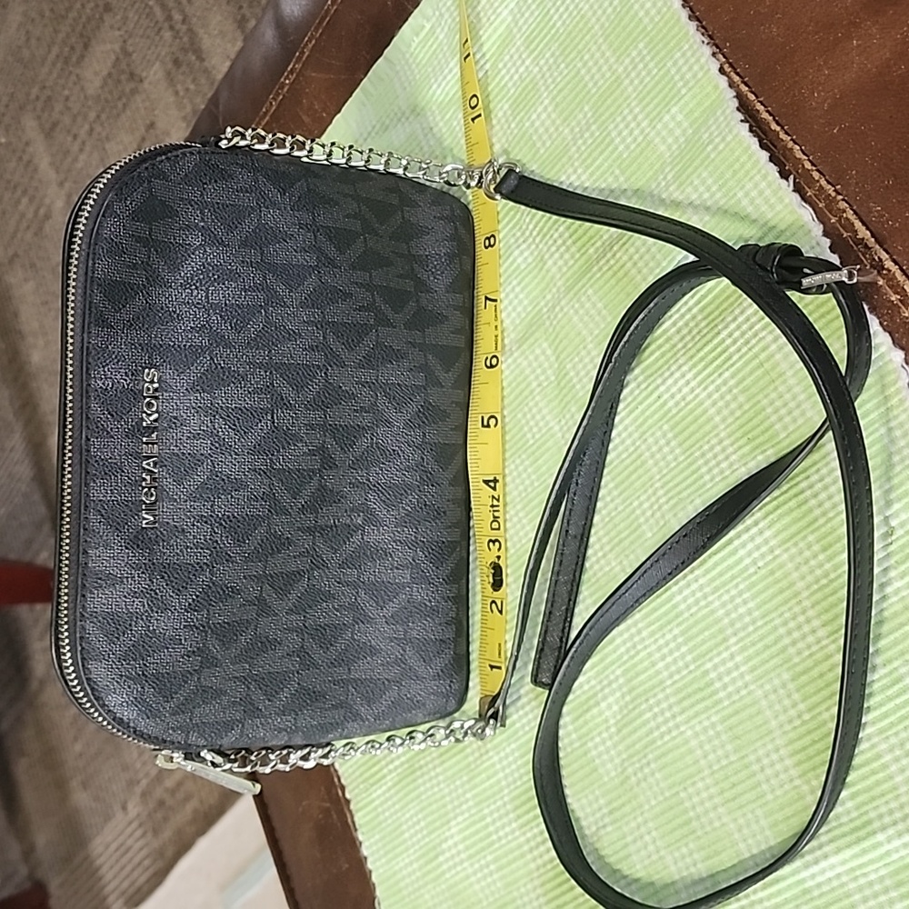 Michael Kors Cindy LG Dome Crossbody black (NWT)